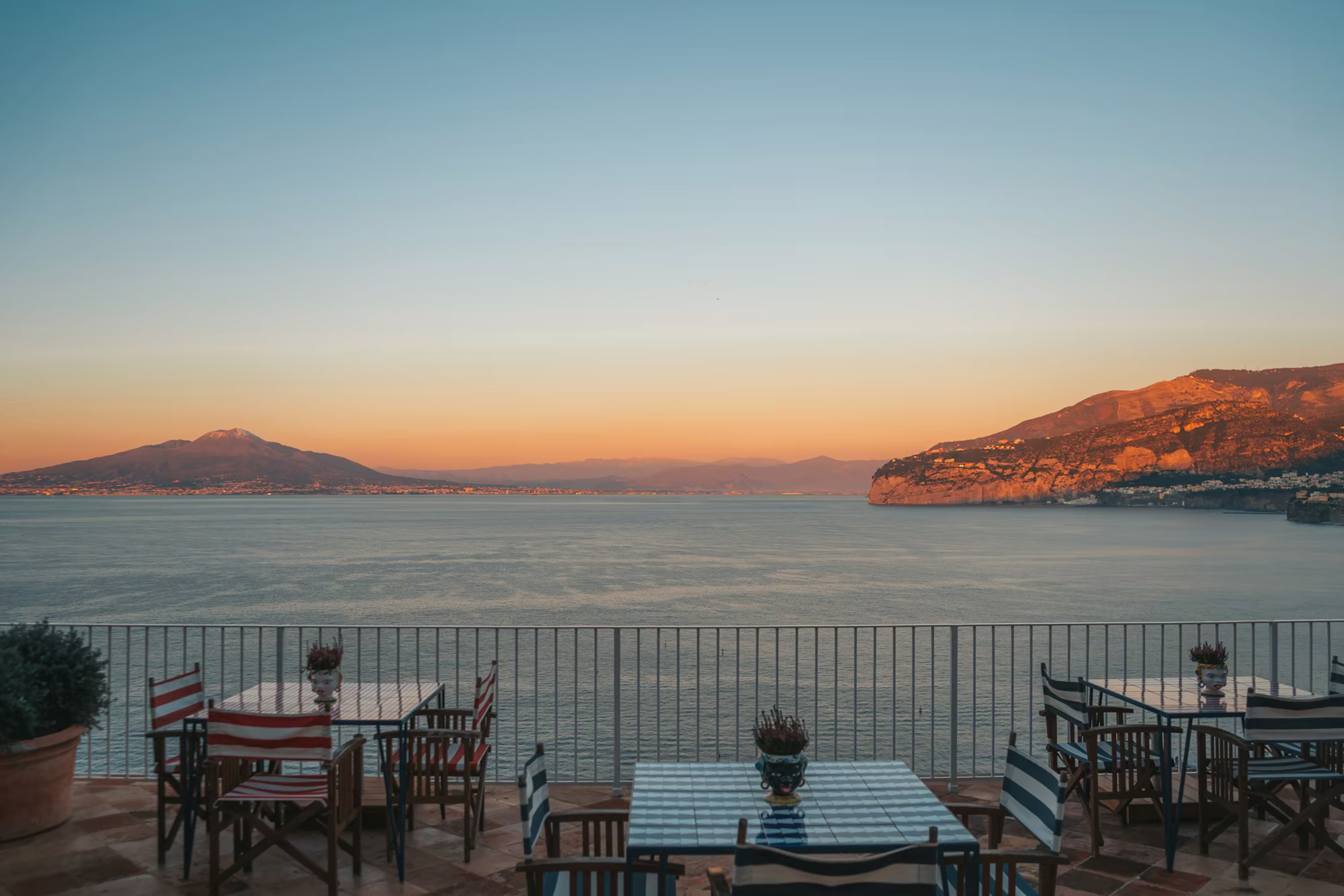 La terrasse du restaurant face à la baie, au couchant